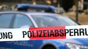 Die Polizei fand die Vermisste nach tagelanger Suche in einer Holzkiste. (Symbolbild)