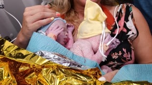 Die beiden Zwillinge Jana und Malia kurz nach der Geburt im Rettungswagen bei ihrer Mutter ...