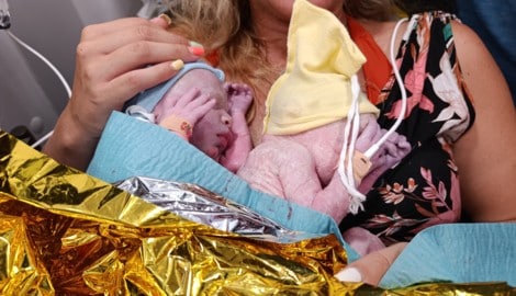 Die beiden Zwillinge Jana und Malia kurz nach der Geburt im Rettungswagen bei ihrer Mutter ...