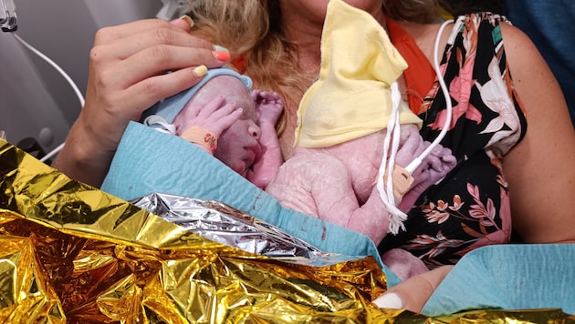 Die beiden Zwillinge Jana und Malia kurz nach der Geburt im Rettungswagen bei ihrer Mutter ...