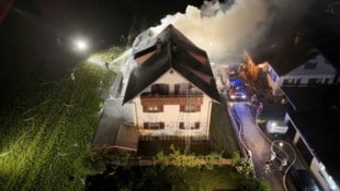 Das ältere Mehrparteienhaus in Lochau wurde bei dem Brand arg in Mitleidenschaft gezogen. 