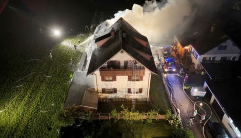 Das ältere Mehrparteienhaus in Lochau wurde bei dem Brand arg in Mitleidenschaft gezogen. 