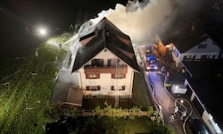 Das ältere Mehrparteienhaus in Lochau wurde bei dem Brand arg in Mitleidenschaft gezogen. 