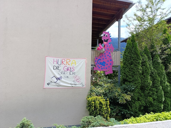 Daheim im Zillertal wurden die Zwillinge gebührend empfangen.