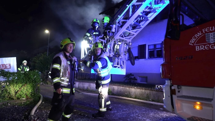Eine Bewohnerin wurde über eine Leiter gerettet.