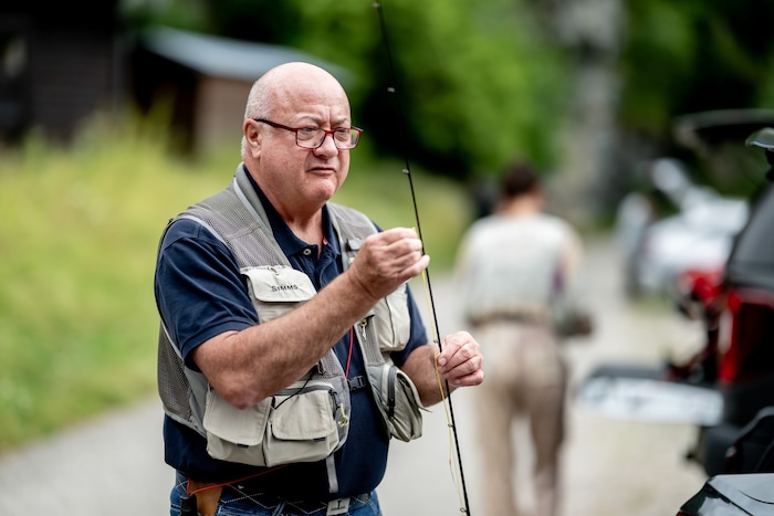 Mit ruhiger Hand an der Schwarza (NÖ) im Höllental: Bundeskanzler Christian Stocker ist laut ...