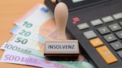 Aktuell sind drei Mitarbeiterinnen und Mitarbeiter betroffen. Insgesamt zählt das Verfahren 54 ...