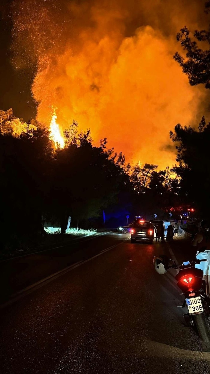 Die Straße zwischen Limenas und Prinos musste aufgrund des Feuers gesperrt werden.