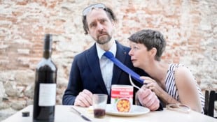 Sven Kaschte als Fabriksbesitzer, Nora Dirisamer als schlagfertige Wirtin