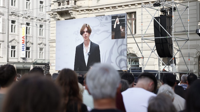 Schulsprecher Ennio Resnik hielt bei der Trauerfeier am Hauptplatz eine beeindruckende Rede.