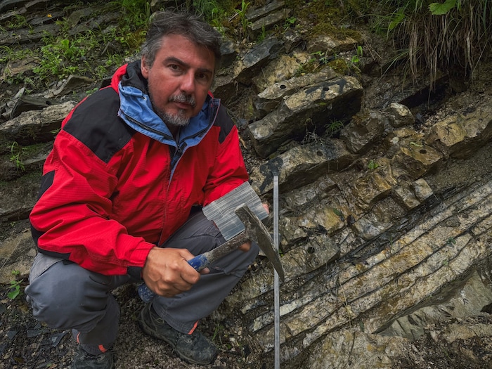 Alexander Lukeneder ist am liebsten draußen im Gelände, um nach Fossilien zu suchen.