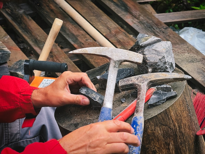 Der Geologenhammer ist das Hauptarbeitsgerät des Paläontologen.