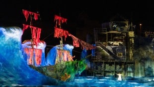 Der fliegende Holländer auf seinem Geisterschiff – in den Fluten will ihn Senta zurückhalten