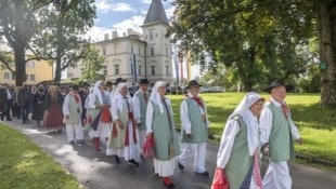 Weiß, grün und rot: In ihren Leinentrachten kommen die Gottscheer alljährlich bei ihrer ...
