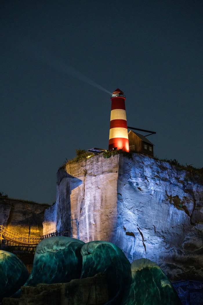 Der Leuchtturm des norwegischen Fischerdorfs thront über dem Steinbruch