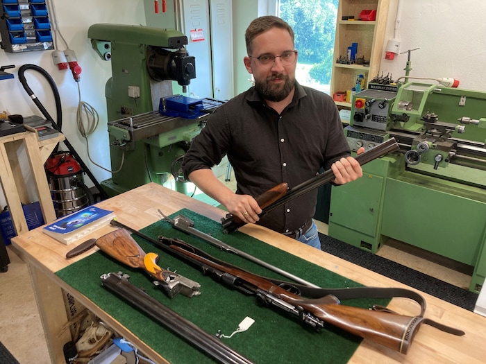 Büchsenmacher Manuel Hartl verkauft, repariert, serviciert und fertigt Waffen.