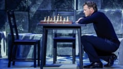 Ein singender Grübler: Mark Seibert als russischer Schach-Großmeister in Baden