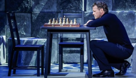 Ein singender Grübler: Mark Seibert als russischer Schach-Großmeister in Baden