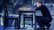 Ein singender Grübler: Mark Seibert als russischer Schach-Großmeister in Baden