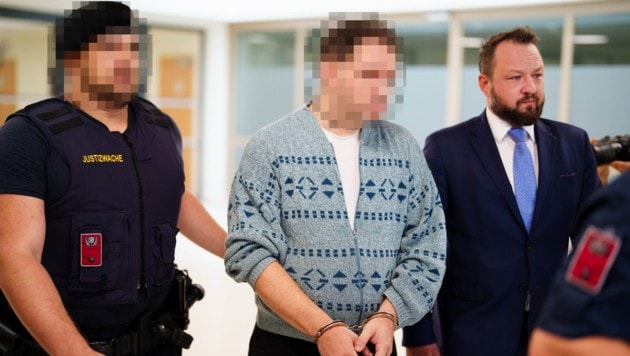 Der Wiener Messerangreifer mit Verfahrenshelfer Mario Traussnig.
