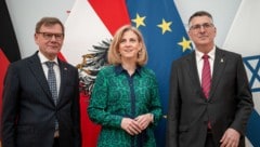 Von links: Deutschlands Außenminister Johann Wadephul, Außenministerin Beate Meinl-Reisinger und ...