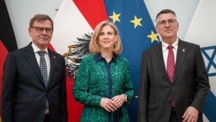 Von links: Deutschlands Außenminister Johann Wadephul, Außenministerin Beate Meinl-Reisinger und ...