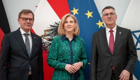 Von links: Deutschlands Außenminister Johann Wadephul, Außenministerin Beate Meinl-Reisinger und ...