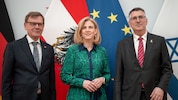 Von links: Deutschlands Außenminister Johann Wadephul, Außenministerin Beate Meinl-Reisinger und ...