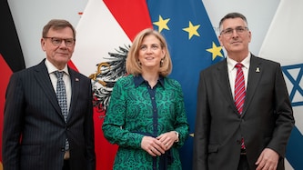 Von links: Deutschlands Außenminister Johann Wadephul, Außenministerin Beate Meinl-Reisinger und ...