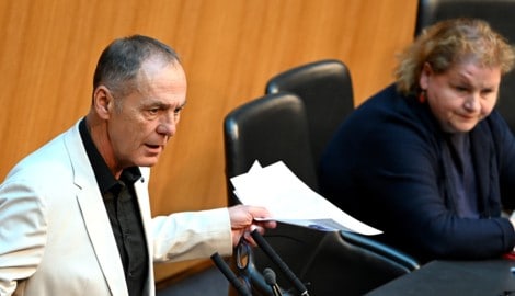 Von links: FPÖ-Abgeordneter Peter Wurm und Sozial- und Gesundheitsministerin Korinna Schumann ...