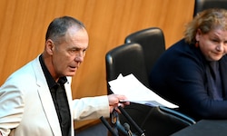 Von links: FPÖ-Abgeordneter Peter Wurm und Sozial- und Gesundheitsministerin Korinna Schumann ...