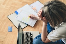 Gerade zu Weihnachten wachsen vielen die Schulden über den Kopf. (Symbolbild)