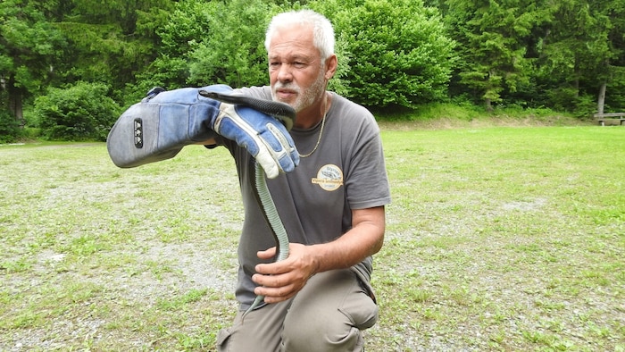 Werner Stangl mit dem Hybrid-Weibchen