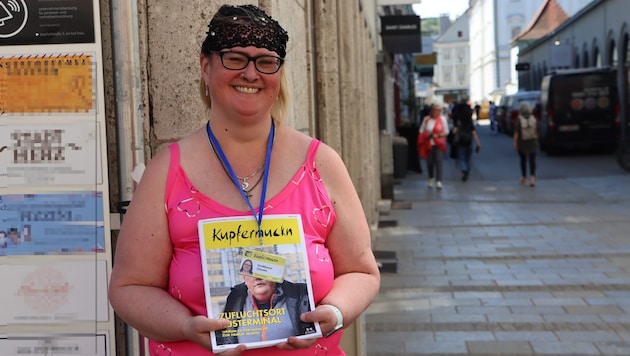 Straßenverkäuferin Claudia bringt die Kupfermuckn unter die Leute