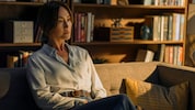 Maggie Q spielt die seriöse Ermittlerin Ballard.