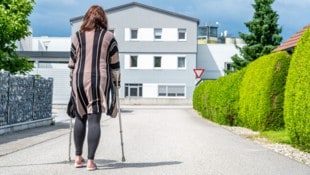 Die Patientin ist im Krankenstand mit Krücken unterwegs.