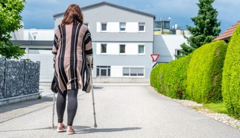 Die Patientin ist im Krankenstand mit Krücken unterwegs.