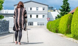 Die Patientin ist im Krankenstand mit Krücken unterwegs.