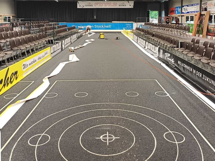 Schwierig zu bespielen soll der neue Beton in der Ebersteiner Halle sein. Ab morgen werden die ...