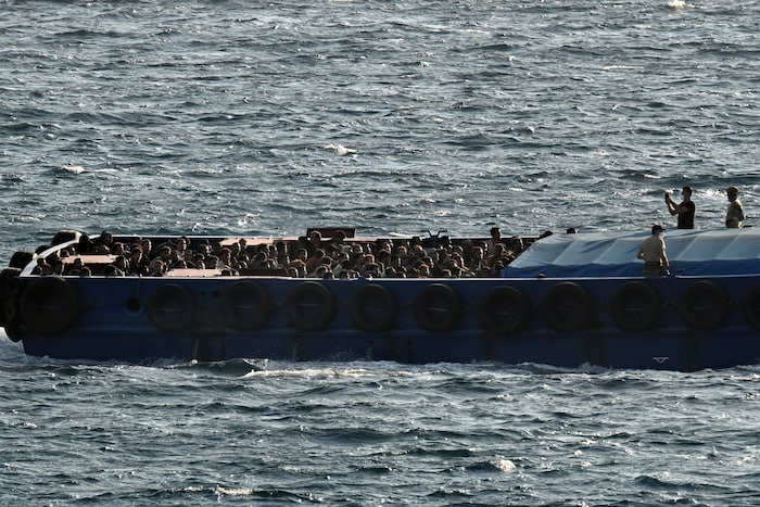Ein Boot bringt Migranten ans Festland.