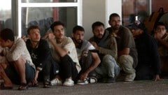 Rund 500 Migranten wurden zum Hafen Lavrio am Festland gebracht.