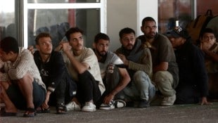 Rund 500 Migranten wurden zum Hafen Lavrio am Festland gebracht.