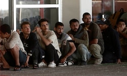 Rund 500 Migranten wurden zum Hafen Lavrio am Festland gebracht.