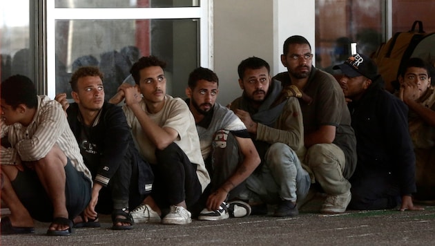 Rund 500 Migranten wurden zum Hafen Lavrio am Festland gebracht.