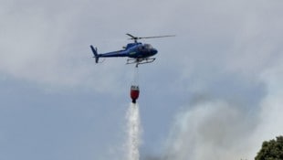 Es sind mehrere Löschhubschrauber im Einsatz. (Symbolbild)
