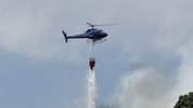 Es sind mehrere Löschhubschrauber im Einsatz. (Symbolbild)