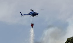 Es sind mehrere Löschhubschrauber im Einsatz. (Symbolbild)