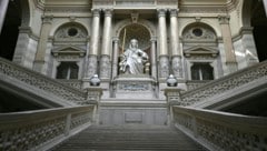 Justitia, die römische Göttin der Gerechtigkeit, in der Eingangshalle im Wiener Justizpalast – ...