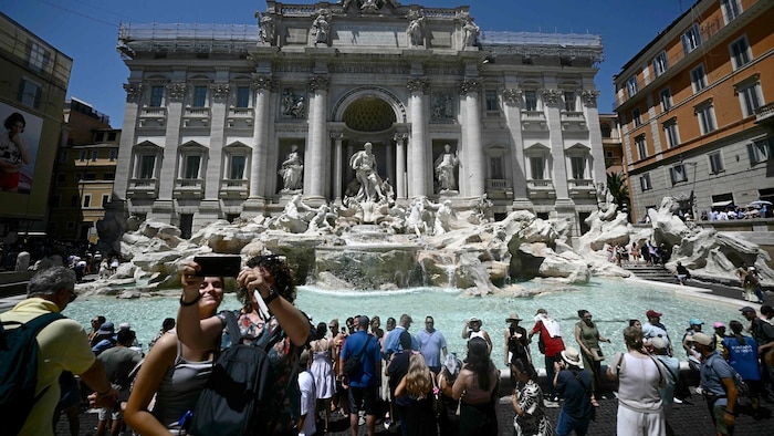 Der barocke Brunnen wird immer wieder zur Selbstdarstellung benützt. Mit hohen Geldstrafen ...