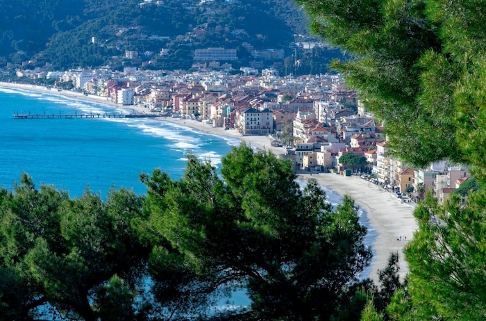 Am teuersten: Liegen in Alassio in Ligurien mit bis zu 354 Euro pro Woche in der ersten Reihe